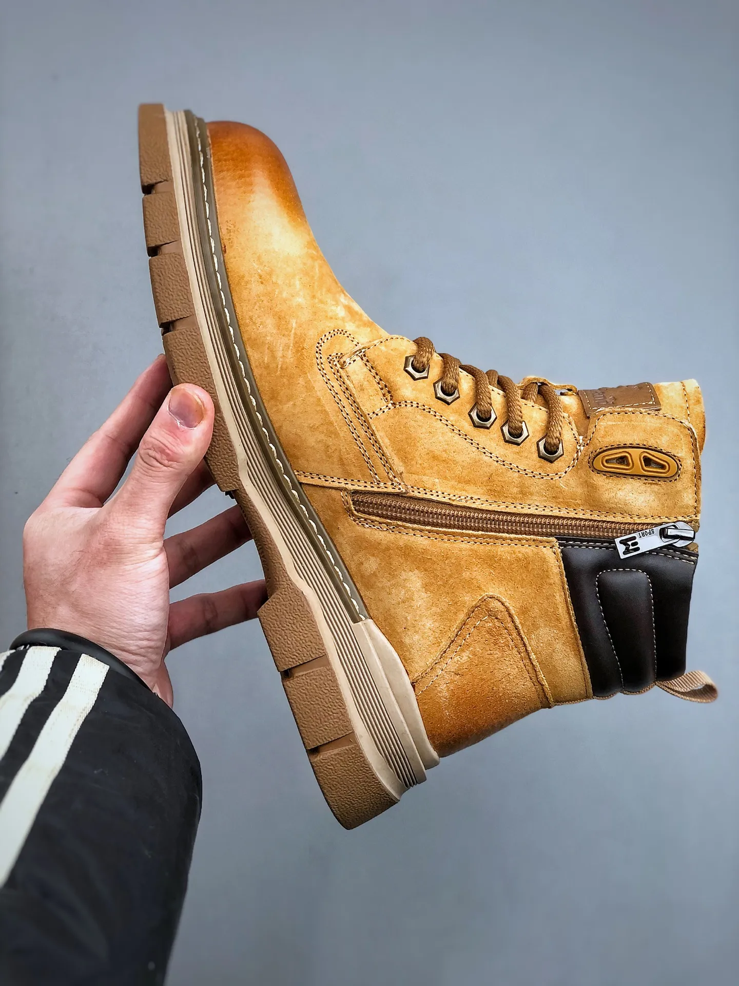 Welfare special price💰480 Timberland Timberland/Timberland new autumn and winter products (plush lining🔥warm and heat-locking) autumn and winter must-have outdoor casual rhubarb boots series #Guangdong Dachang quality original box original packaging fashion trend matching the fabric is made of Italian 🇮🇹 top frosted fine-grained cowhide with anti-odor and anti-corrosion genuine leather latex insoles. The outsole and hardware are all made from raw materials of the original factory. They are the same as the original Goodyear never-opening process. Good products do not kill pigs. The quality of the first order is strictly controlled. Exclusively released on the entire network. There is no doubt about the quality. The whole set of official website unified packaging gives you a perfect wearing experience. The quality is exquisite and durable. A must-have for sportsmen. Specially designed to prevent handsomeness. High-quality and first-class foot feel. Specially used for outdoor cold protection this winter. Daily casual matching. Size: 38 39 40 41 42 43 44 (leather shoe size)